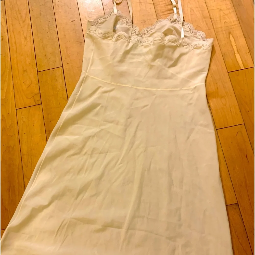 Vintage Corhan Noumiar Ivory Hand Embroidered Slip‎ - Picture 5 of 9